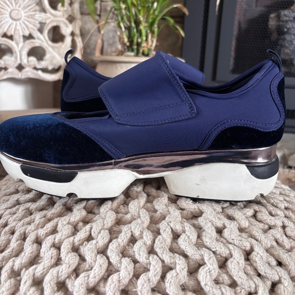 Gioseppo Women's SZ 7 Navy w/ White Sport Casual Happy Collection Velcro Top - Picture 11 of 16